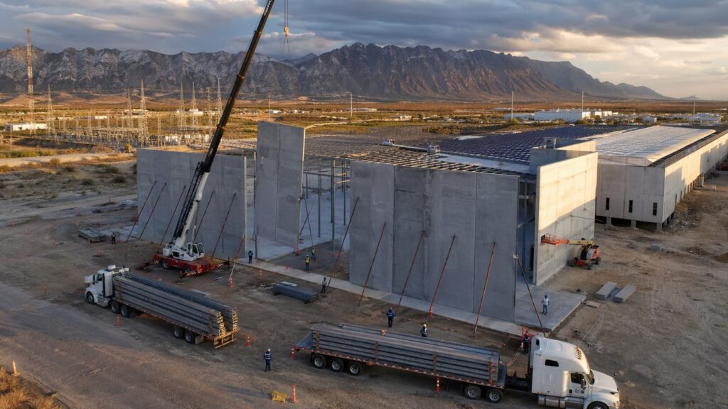 Construcción de data center en Nuevo León con paneles solares, subestación eléctrica y sistema de refrigeración en parque industrial de Apodaca