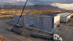 Construcción de data center en Nuevo León con paneles solares, subestación eléctrica y sistema de refrigeración en parque industrial de Apodaca
