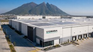 Nave industrial sustentable en Monterrey remodelada por Sedetec con paneles solares y sistemas de eficiencia energética industrial.
